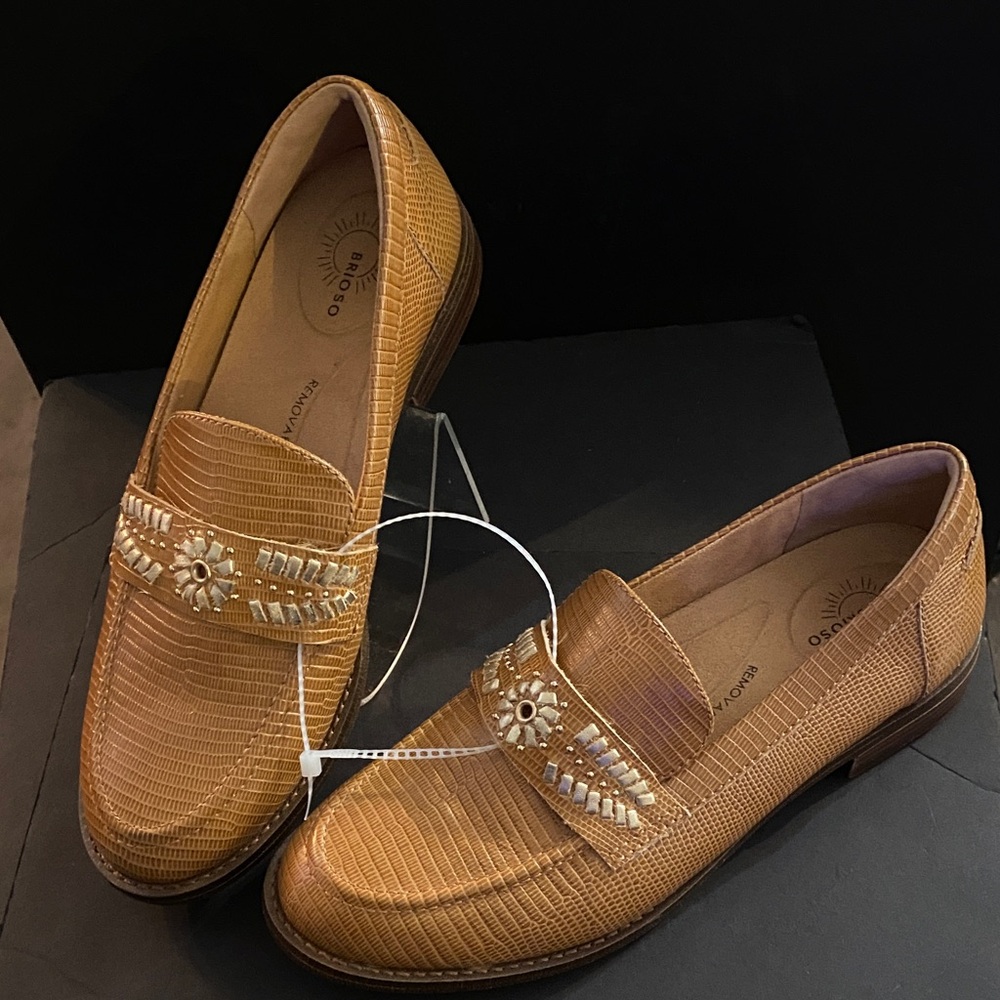 BRIOSO Women’s Tan Textured Leather Loafers with Decorative Gold Accents NWT
